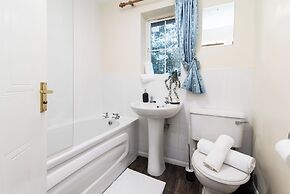 Spacious 3-bedroom Apartment w/ Private Garden