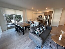 Modern Retreat in Koreatown by Cozystay Signature