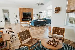 Glamour Mountain Getaway by Casa Oso With Hot Tub