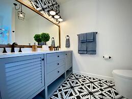 Glamour Mountain Getaway by Casa Oso With Hot Tub