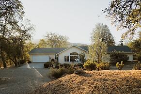 Glamour Mountain Getaway by Casa Oso With Hot Tub