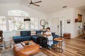 Glamour Mountain Getaway by Casa Oso With Hot Tub