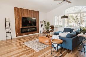 Glamour Mountain Getaway by Casa Oso With Hot Tub