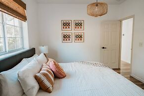 Glamour Mountain Getaway by Casa Oso With Hot Tub