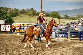 Glamour Mountain Getaway by Casa Oso With Hot Tub