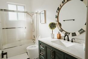 Glamour Mountain Getaway by Casa Oso With Hot Tub