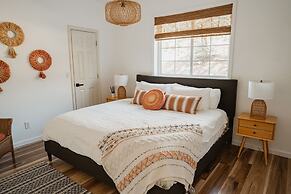 Glamour Mountain Getaway by Casa Oso With Hot Tub