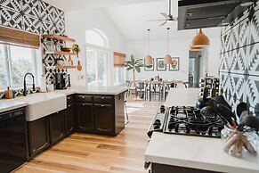 Glamour Mountain Getaway by Casa Oso With Hot Tub