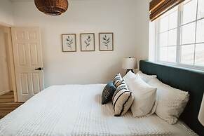 Glamour Mountain Getaway by Casa Oso With Hot Tub