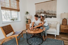 Glamour Mountain Getaway by Casa Oso With Hot Tub