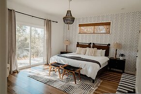 Glamour Mountain Getaway by Casa Oso With Hot Tub
