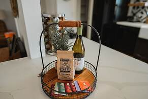 Glamour Mountain Getaway by Casa Oso With Hot Tub