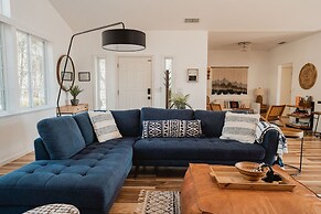 Glamour Mountain Getaway by Casa Oso With Hot Tub