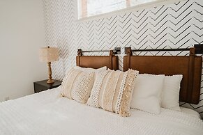 Glamour Mountain Getaway by Casa Oso With Hot Tub