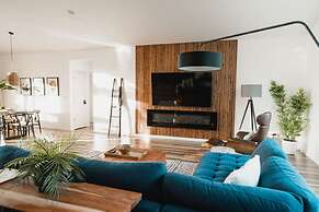 Glamour Mountain Getaway by Casa Oso With Hot Tub