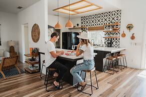 Glamour Mountain Getaway by Casa Oso With Hot Tub