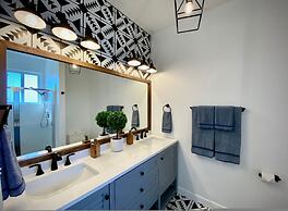 Glamour Mountain Getaway by Casa Oso With Hot Tub