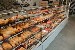 Chic Metro-side Apartment