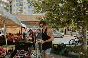 Chic Metro-side Apartment