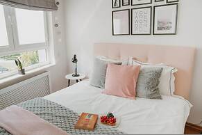 Chic Metro-side Apartment