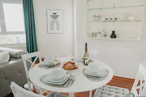 Chic Metro-side Apartment