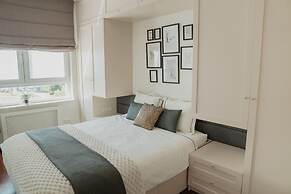 Chic Metro-side Apartment