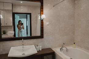 Chic Metro-side Apartment