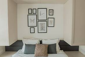 Chic Metro-side Apartment