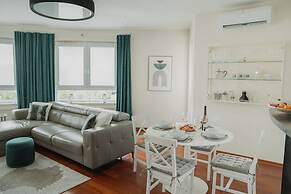 Chic Metro-side Apartment