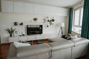 Chic Metro-side Apartment