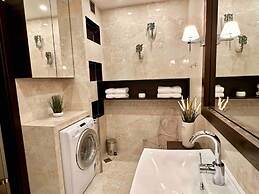 Chic Metro-side Apartment