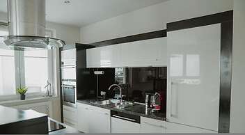 Chic Metro-side Apartment