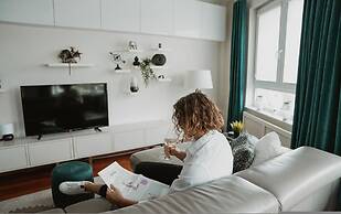 Chic Metro-side Apartment