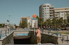 Chic Metro-side Apartment