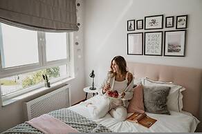 Chic Metro-side Apartment