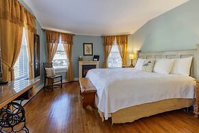 Chanticleer Inn Bed & Breakfast