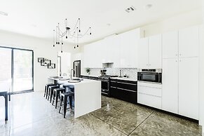 Cozy Getaway Perfect for 10 Prime Location NW6