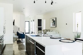 Cozy Getaway Perfect for 10 Prime Location NW6