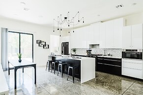 Cozy Getaway Perfect for 10 Prime Location NW6