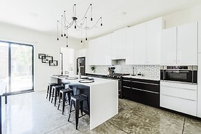 Cozy Getaway Perfect for 10 Prime Location NW6