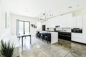 Cozy Getaway Perfect for 10 Prime Location NW6