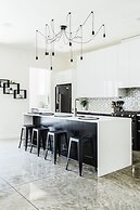 Cozy Getaway Perfect for 10 Prime Location NW6