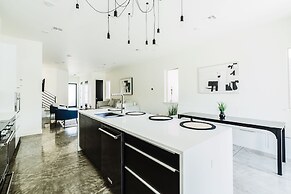 Cozy Getaway Perfect for 10 Prime Location NW6