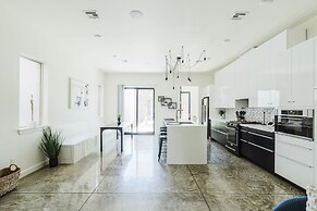 Cozy Getaway Perfect for 10 Prime Location NW6