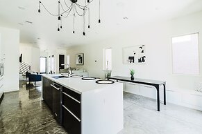 Cozy Getaway Perfect for 10 Prime Location NW6