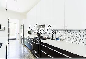 Cozy Getaway Perfect for 10 Prime Location NW6