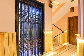 Fabhotel The Golden Orchid