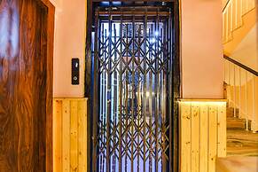 Fabhotel The Golden Orchid