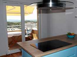 Cozy Sea View Apartment With Balcony