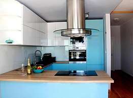 Cozy Sea View Apartment With Balcony